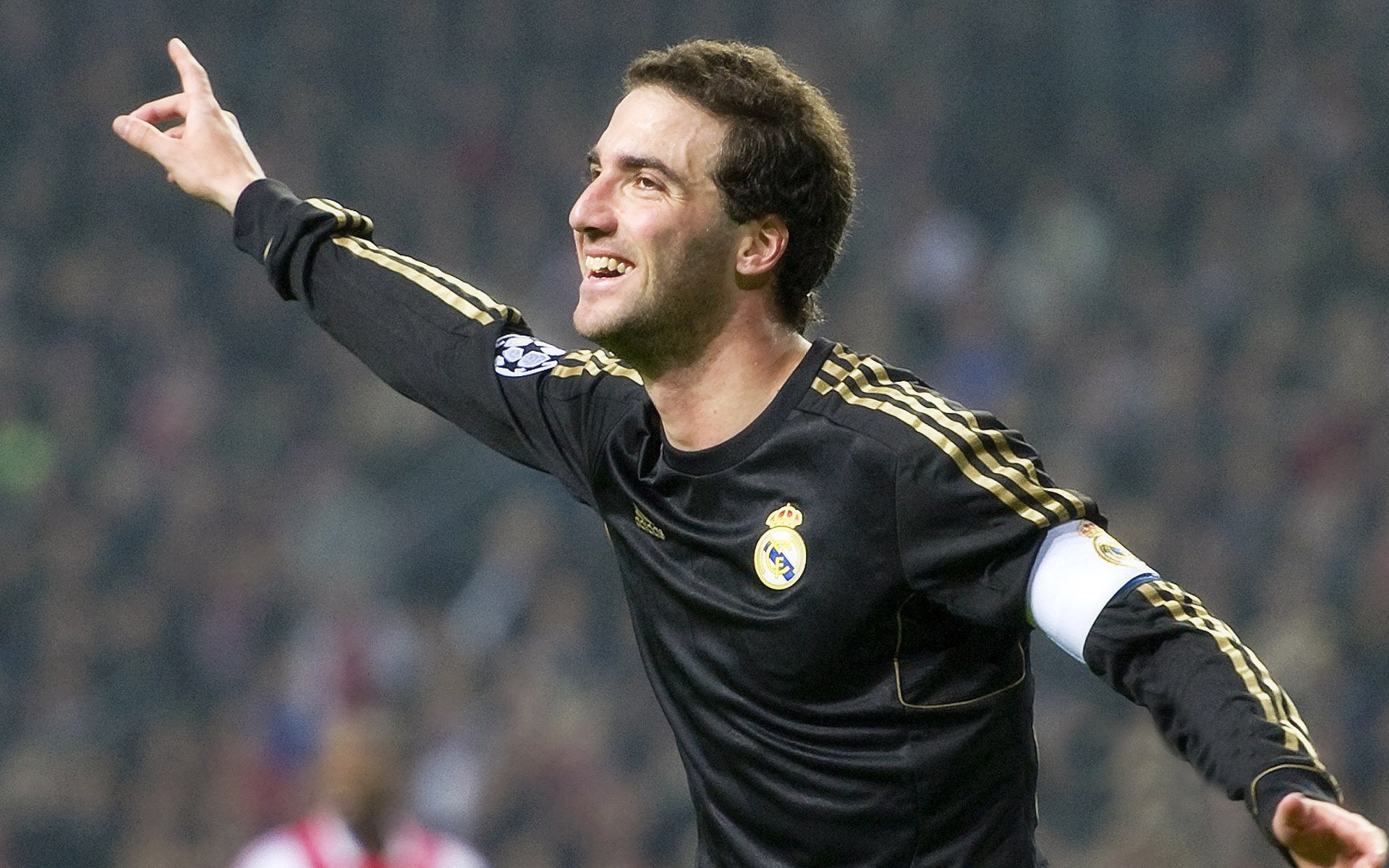 利物浦在欧冠小组赛中稳步前行，追逐冠军梦想